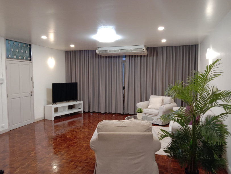 Swasdi Mansion | Spacious Pet Friendly  3 bedrooms and 2 bathrooms in Soi Sukhumvit 31-8